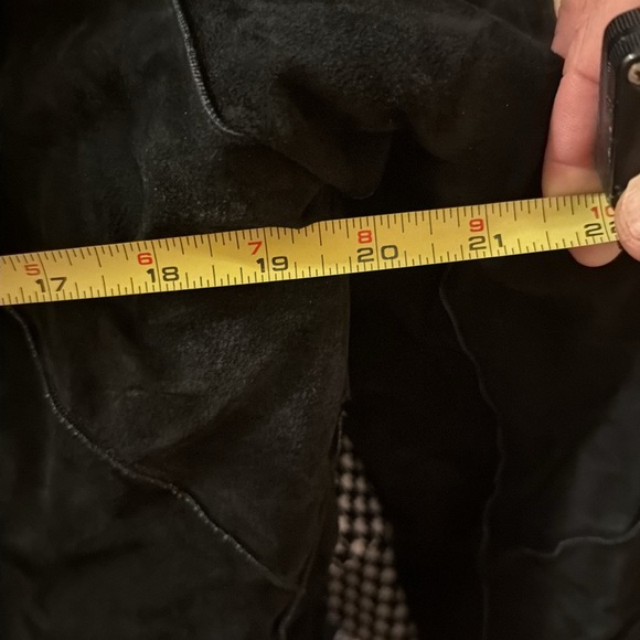 Elegant Black Fur-Trimmed Teddy Jacket - Picture 14 of 14